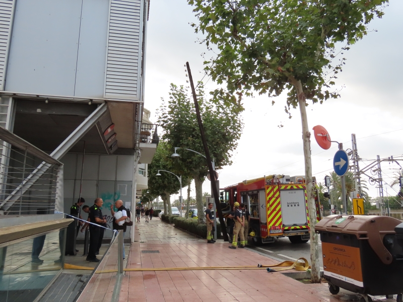 Bombers i Policia Local, solucionant la inundació del pàrquing del Mercat Vell.