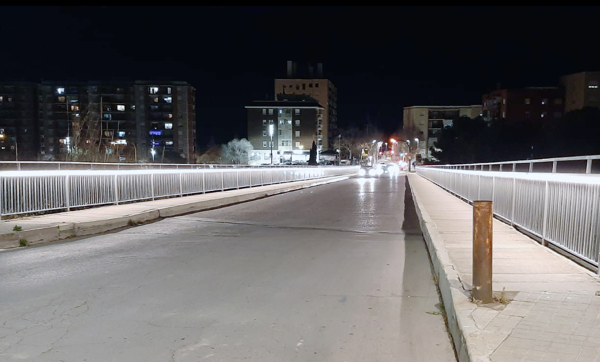 El pont de l'avinguda de Joan XXIII a l'altura de l'autopista ja té llum