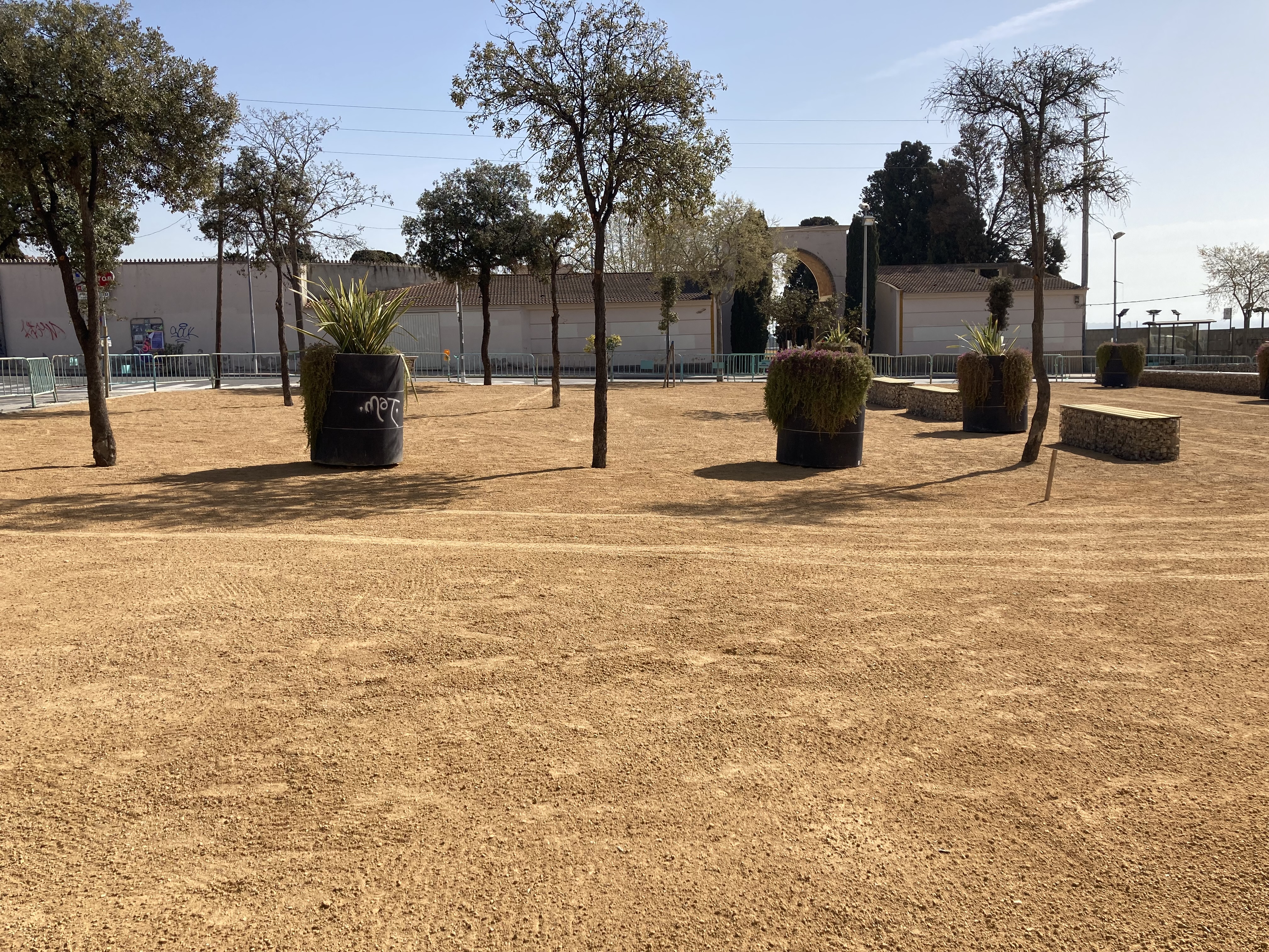 Nou jardinet i aparcament millorat davant el Cementiri
