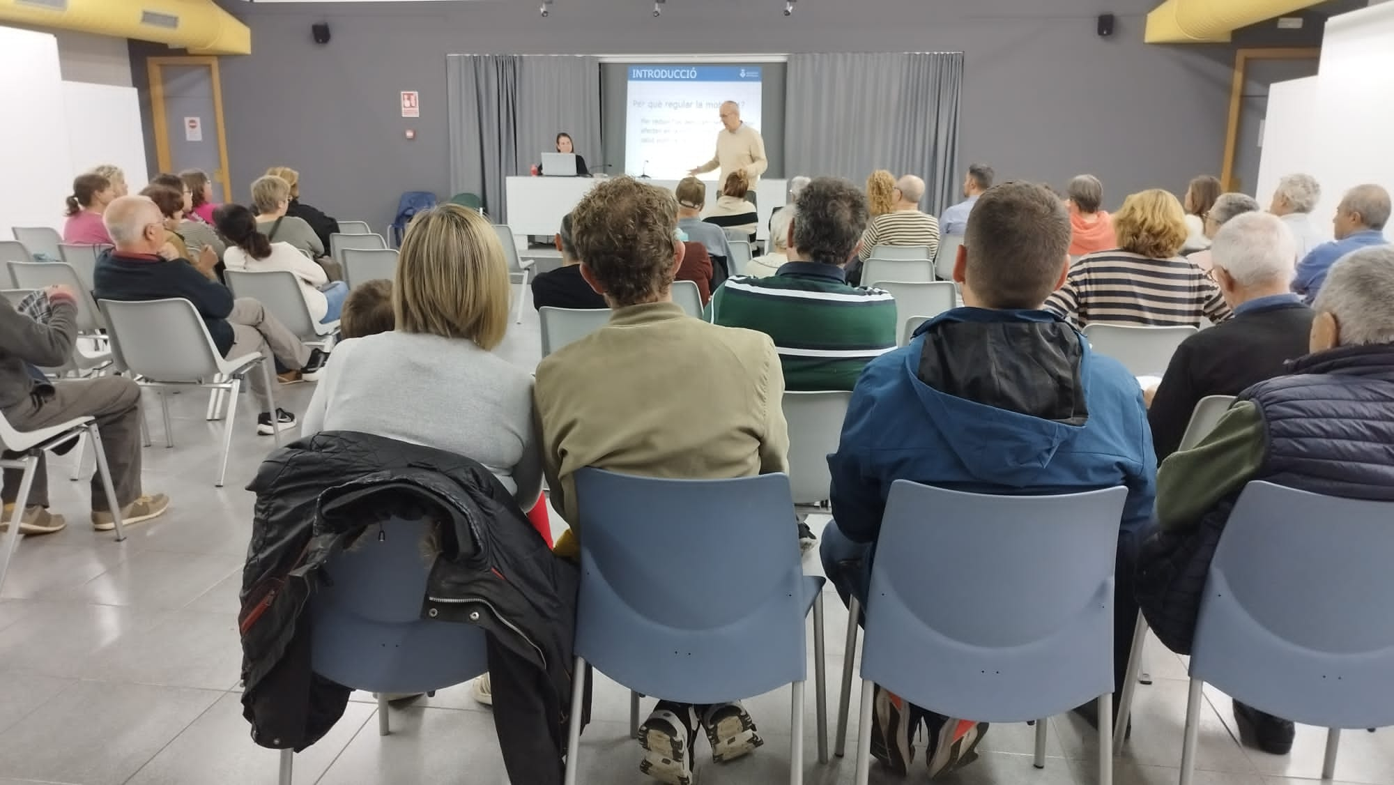 Els residents dins l'àmbit de la prova pilot de la zona verda d'aparcament en fan un balanç positiu