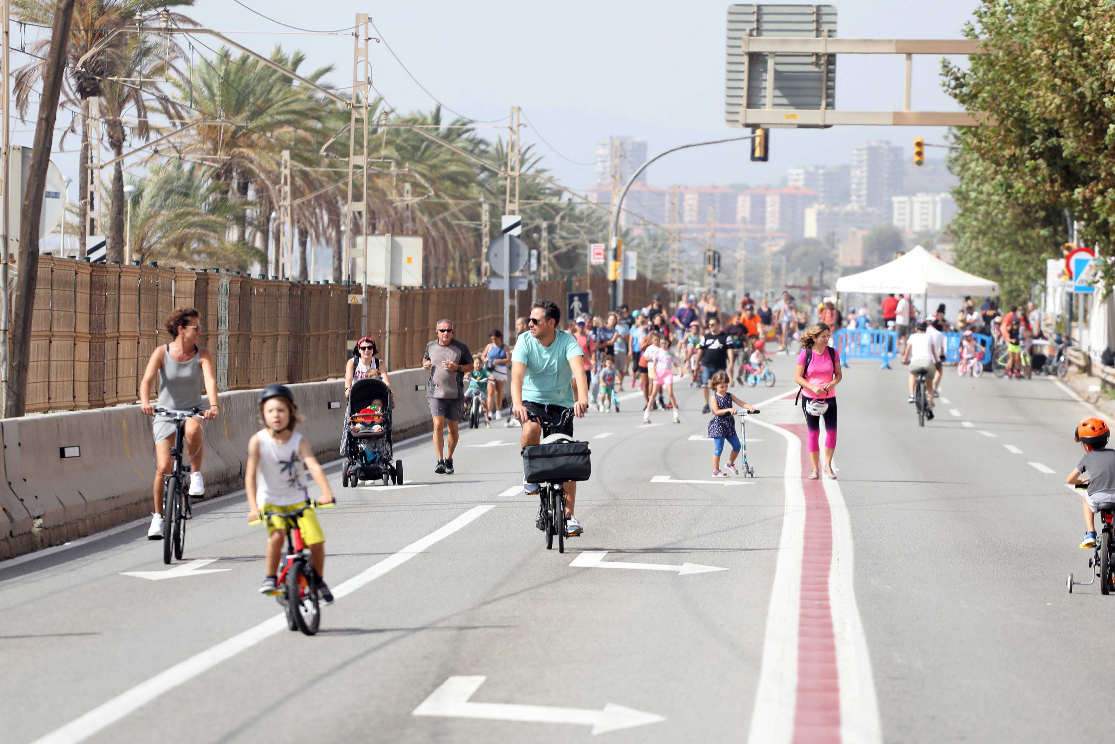 Vianants, bicicletes i patins s'apoderen de l'N-II amb motiu de la Setmana de la Mobilitat