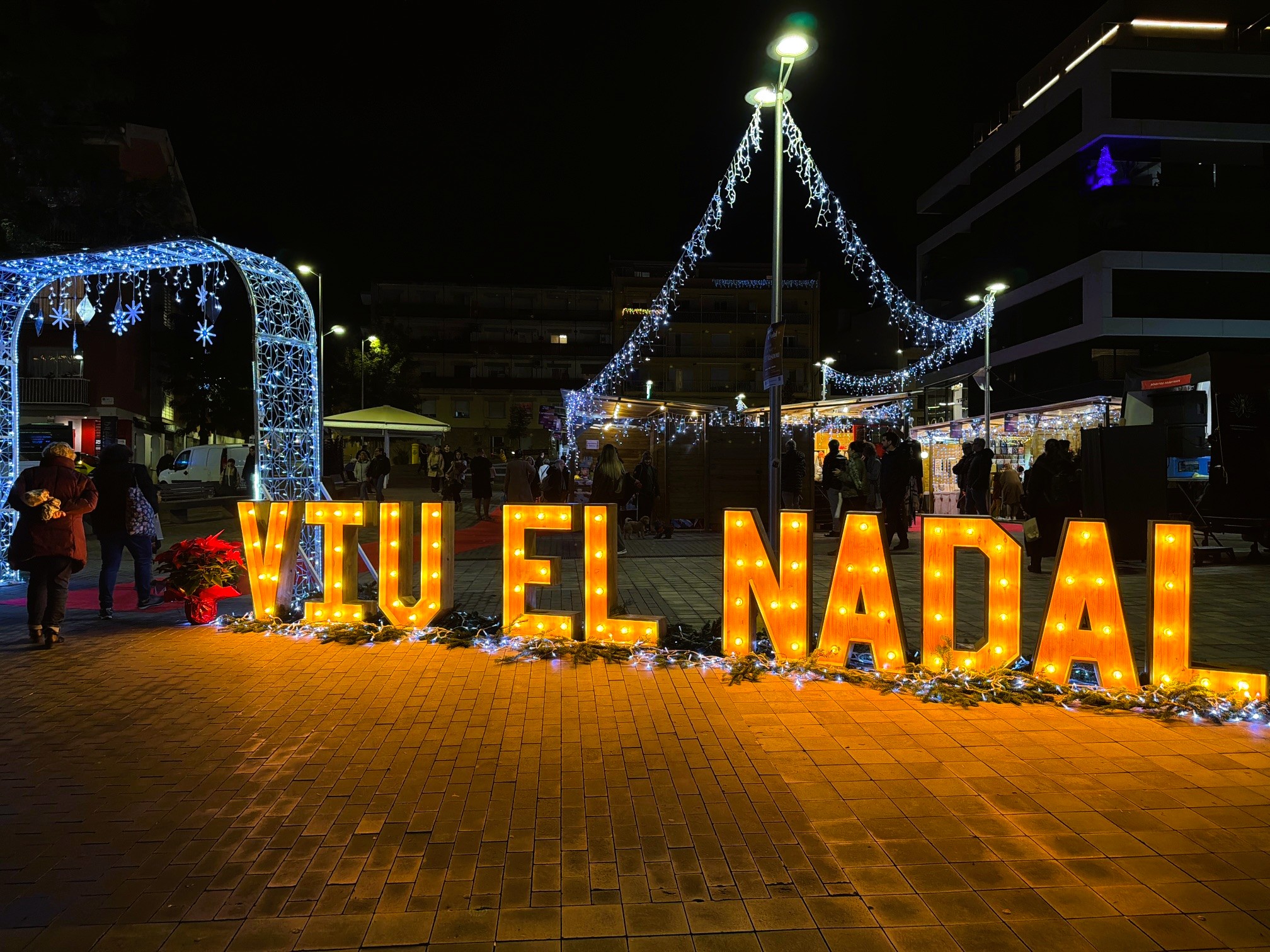 El Mercat de Nadal obre portes i transforma la Plaça Nova en un univers nadalenc