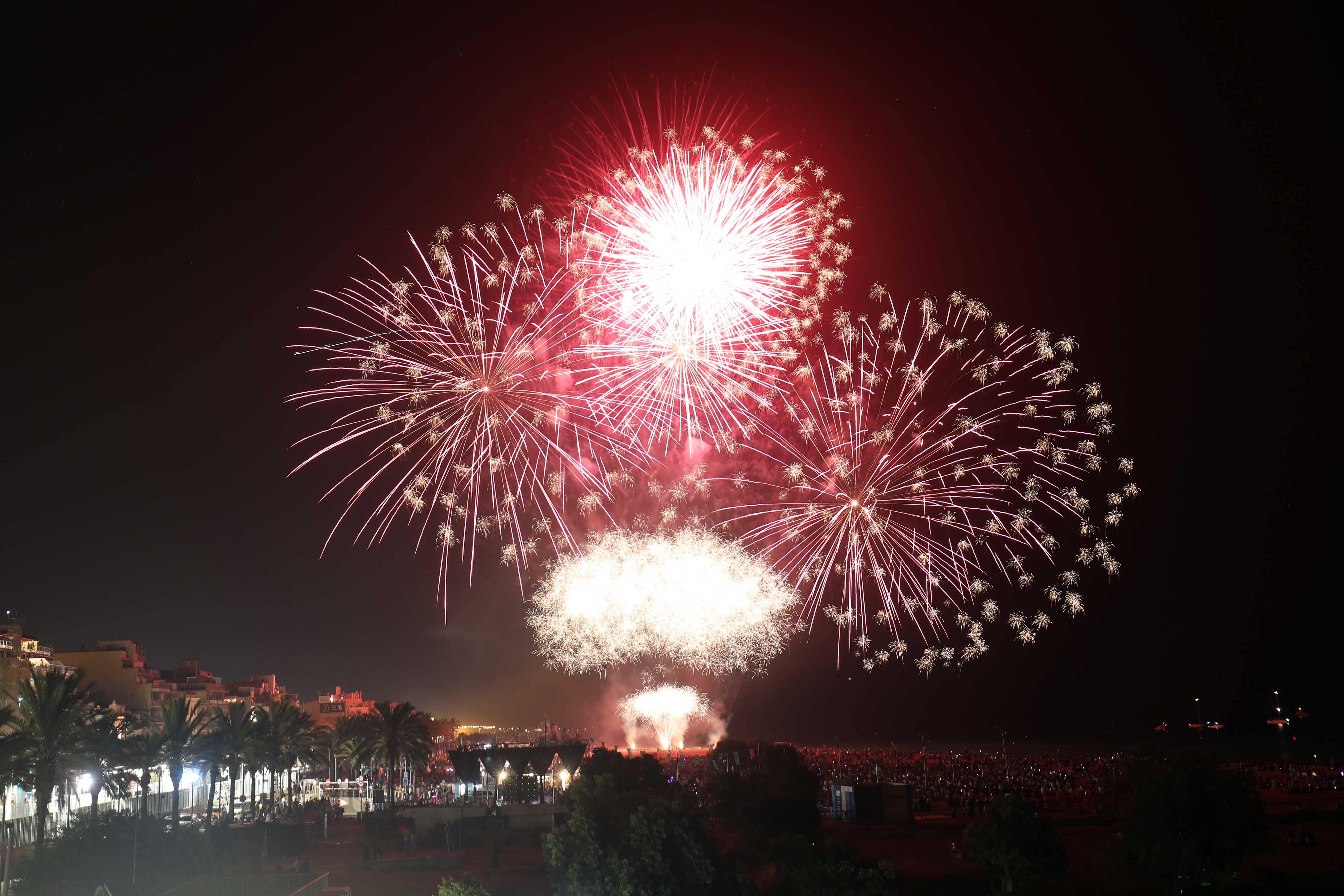El castell de focs il&middot;luminar&agrave; la revetlla de Sant Pere en el tercer gran dia de Festa Major