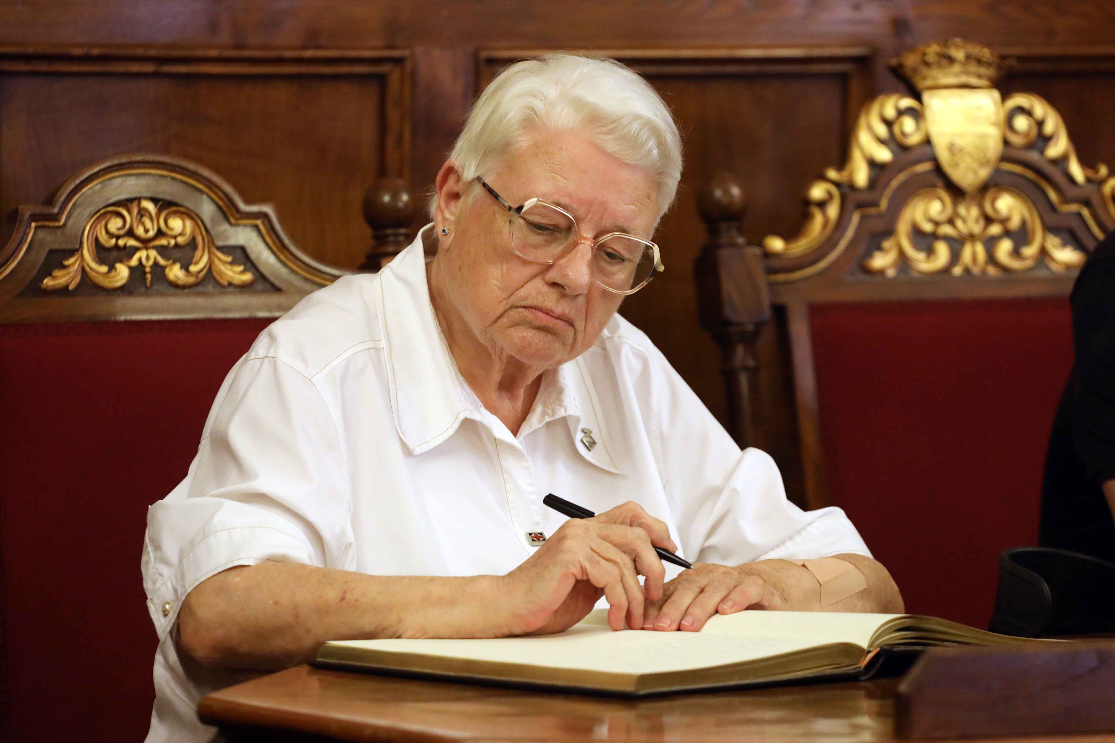 Carme Giralt, signant el Llibre d'Honor de l'Ajuntament del Masnou.