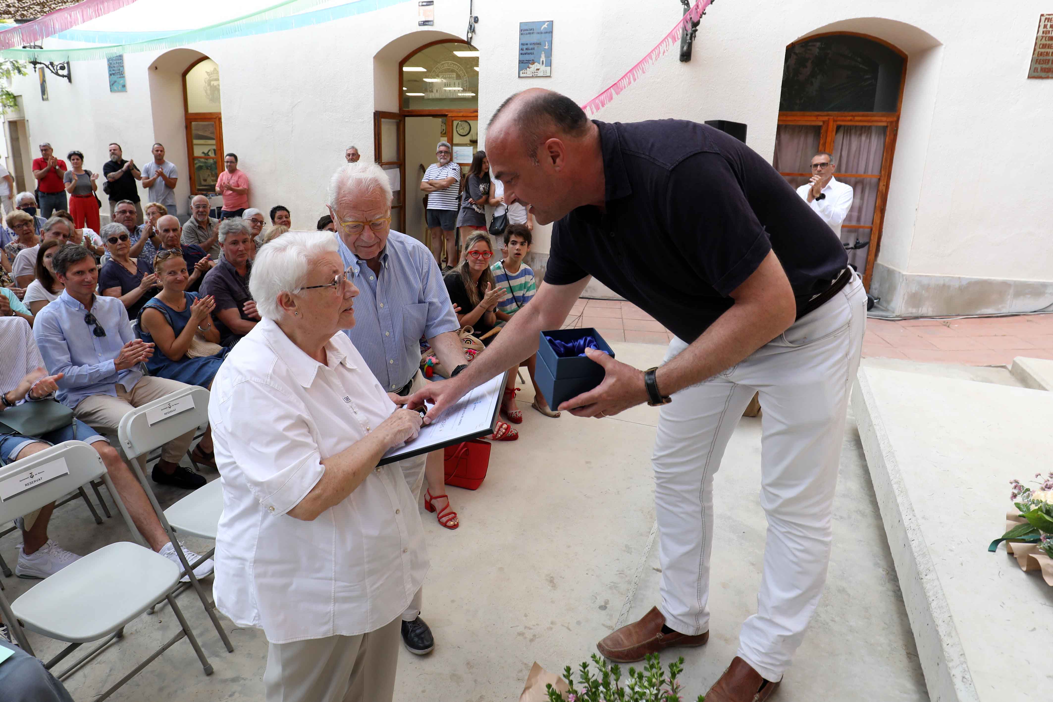 L'alcalde del Masnou, Jaume Oliveras, lliura la distinció de Filla Predilecta del Masnou a Carme Giralt.