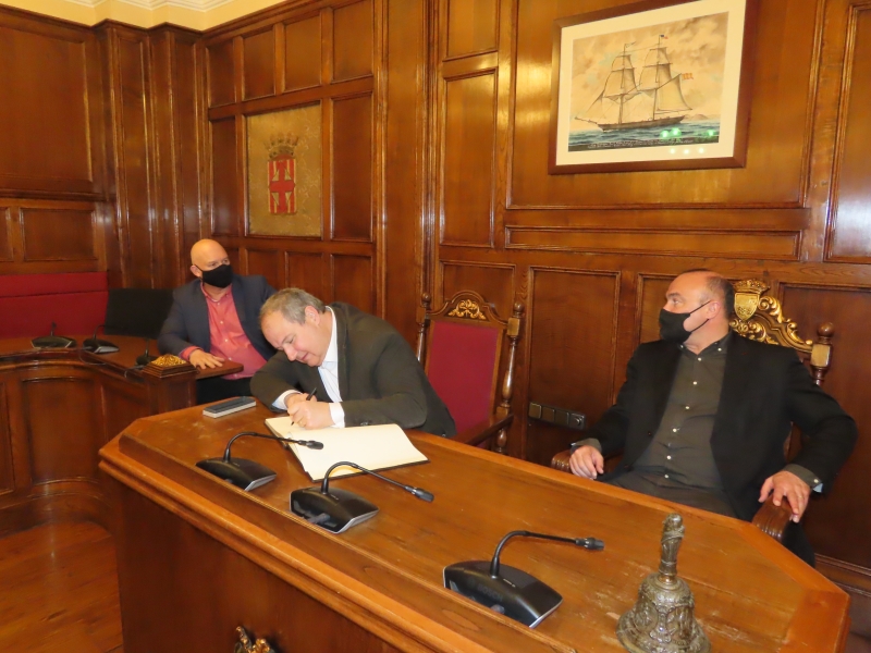 Jordi Hereu signa al Llibre d'Honor del Masnou.