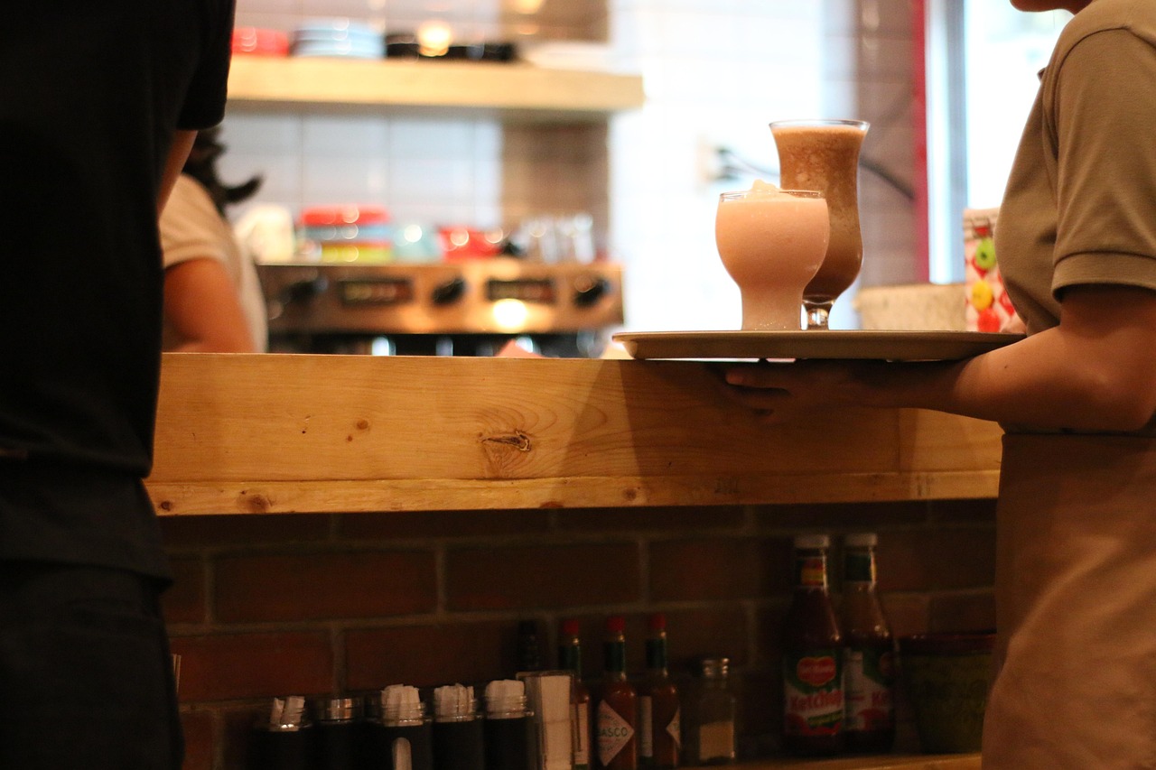 Inscripcions: curs de cambrer/a de barra i sala