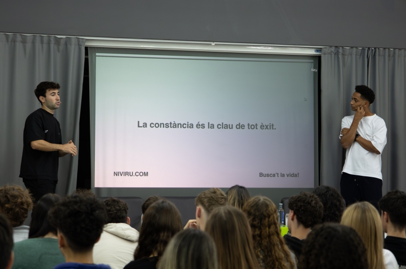 Foto. Xerrada inspiracional dels creadors de Niviru Perfumes, projecte guanyador del Premi d'Emprenedoria Jove 2024.