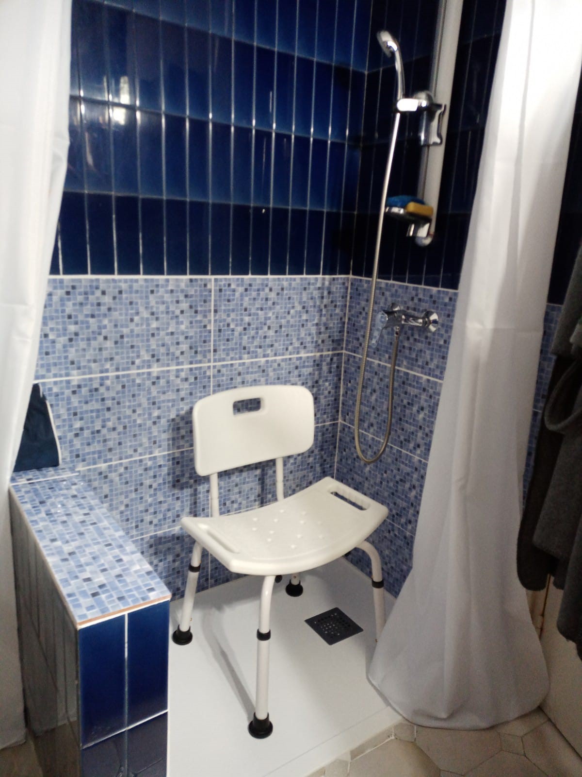Una de les dutxes accessibles fetes amb les subvencions de la Diputació de Barcelona.