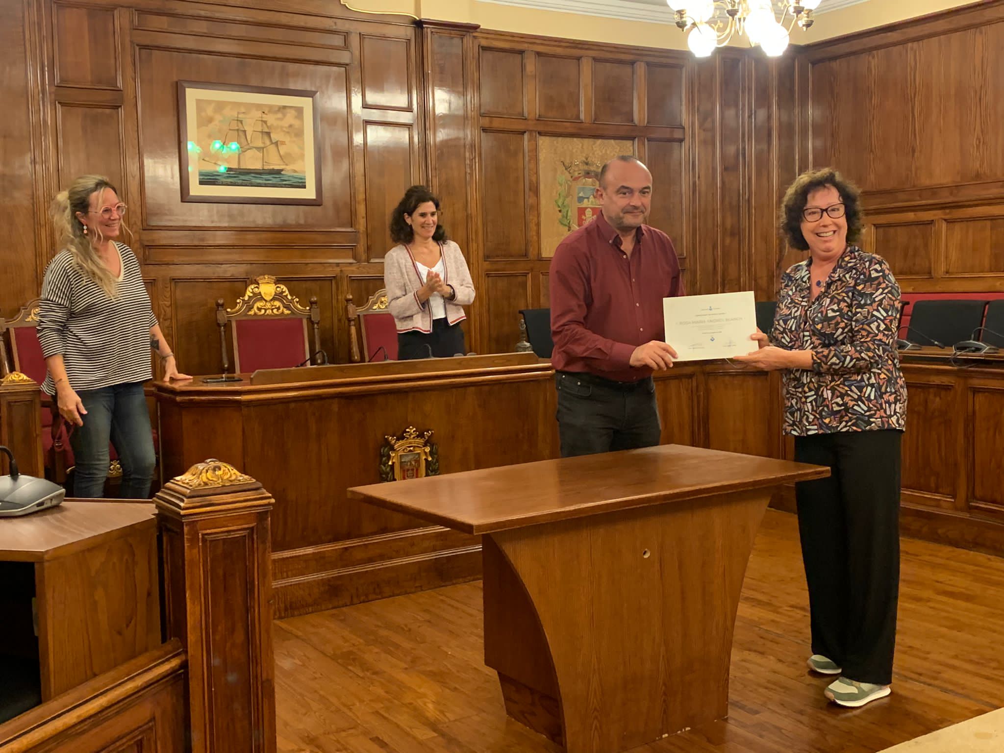 Rosa Maria Andrés Blanch rep el diploma com a guanyadora de la 9a beca de recerca local (2 de novembre del 2022).