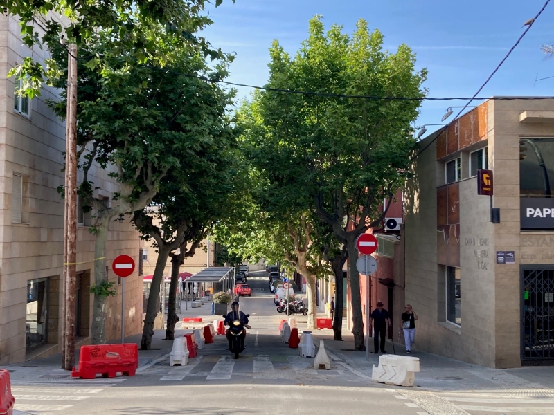Foto. La renovaci&oacute; de l'asfalt culminar&agrave; la reforma del pg. de Rom&agrave; Fabra.
