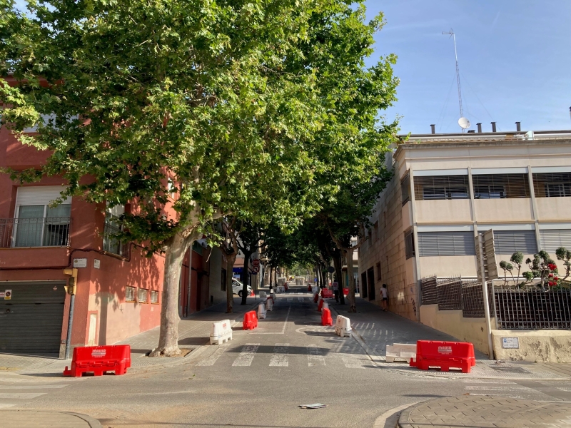 Foto. La renovaci&oacute; de l'asfalt culminar&agrave; la reforma del pg. de Rom&agrave; Fabra.