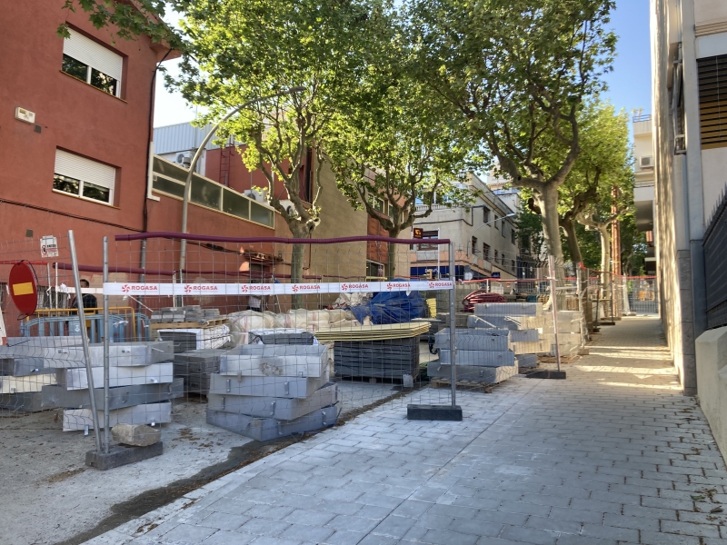 Foto. La primera fase de la reforma, al tram inferior del passeig de Rom&agrave; Fabra est&agrave; gaireb&eacute; enllestida.