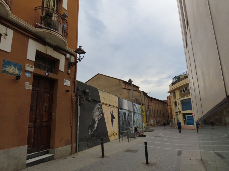 Vista exterior dels murs que tanquen el pati del Casino i que s'han d'enderrocar per obrir la nova plaça.