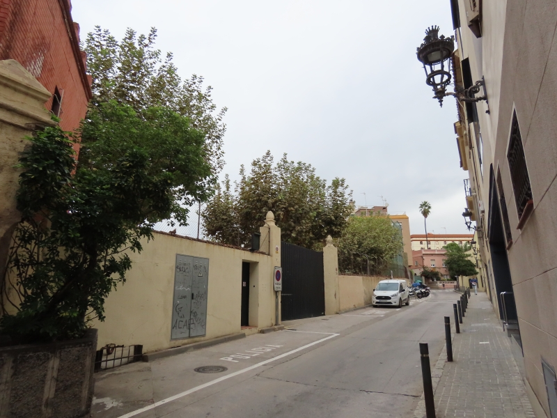 Vista exterior dels murs que tanquen el pati del Casino i que s'han d'enderrocar per obrir la nova plaça.