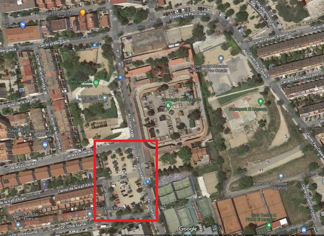 El terreny on es fan les obres de remodelació es troba davant la porta principal del Cementiri.