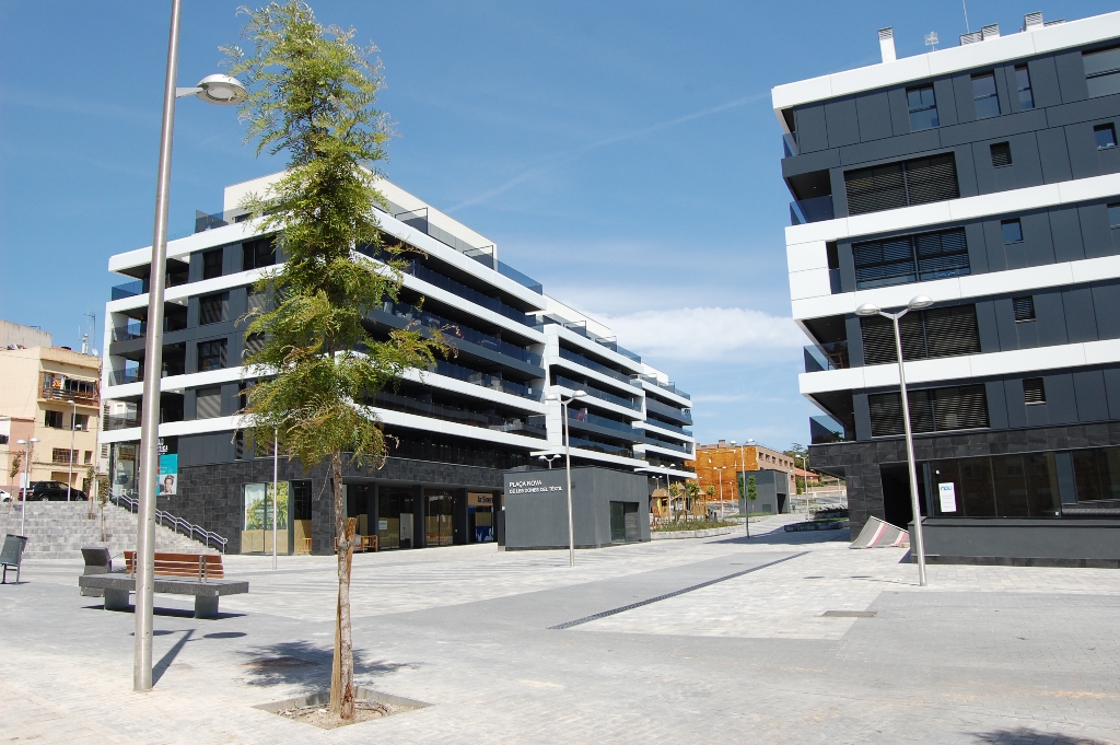 Plaça Nova de les Dones del Tèxtil, al centre del Masnou.