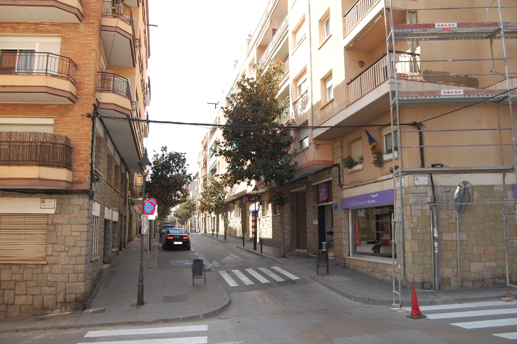 El tall al carrer Sant Miquel comença a la cruïlla amb el carrer del Pintor Domènech.