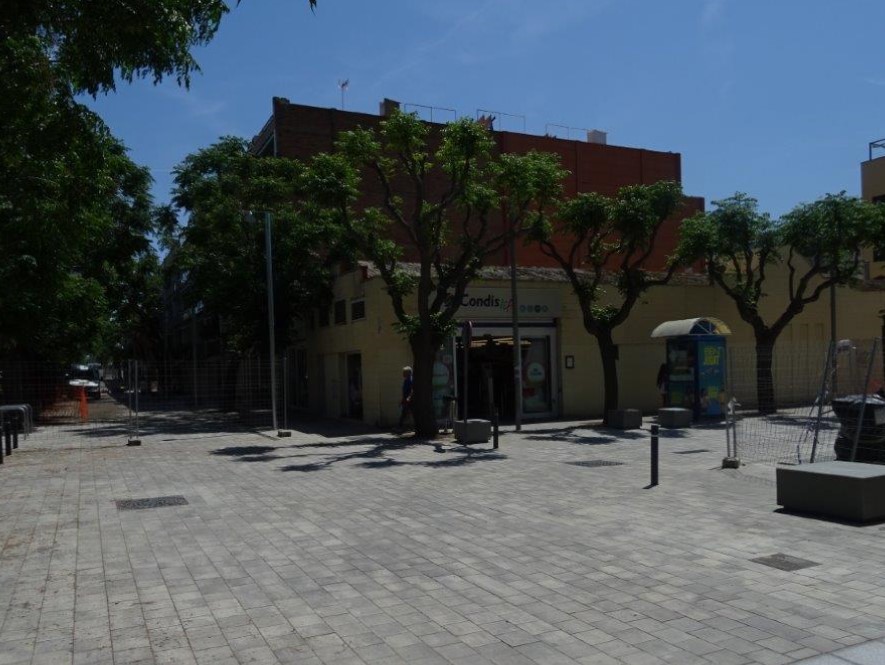 Vista de la cantonada entre els carrers de l'Uruguai i del Brasil, nova zona de vianants.