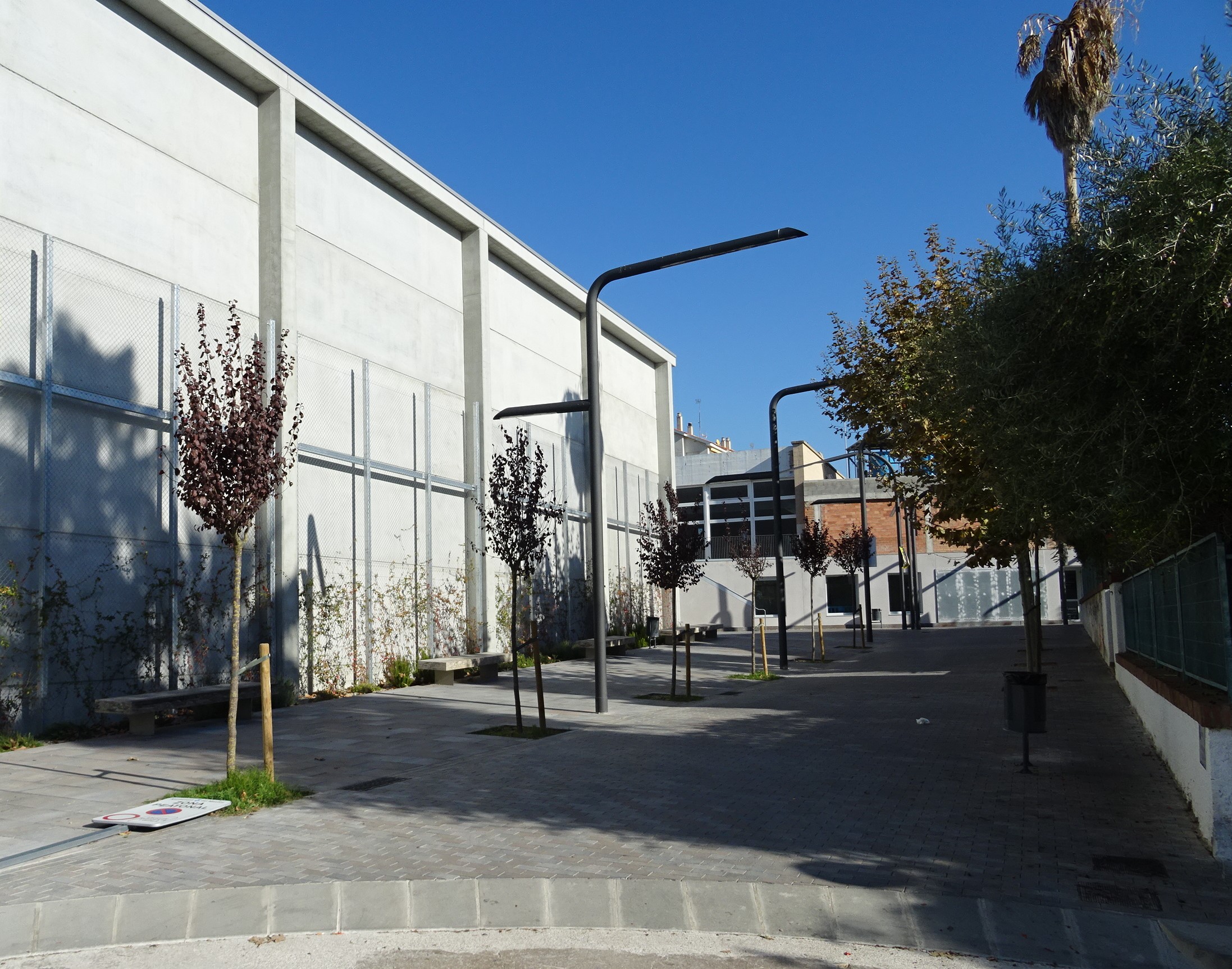 Tram del carrer de Roger de Llúria, adjacent al Complex Esportiu, que ja s'ha transformat en zona de vianants.