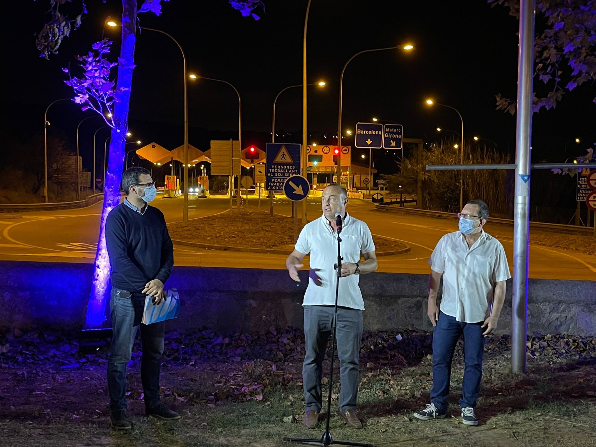 Els alcaldes Marc Almendro (Alella), Jaume Oliveras (el Masnou) i Andreu Bosch (Teià), en l'acte per celebrar l'aixecament dels peatges a la C-32..