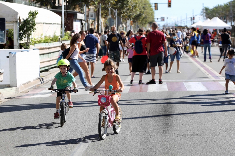 Festa multitudinària a l'N-II, tallada per celebrar la Setmana de la Mobilitat