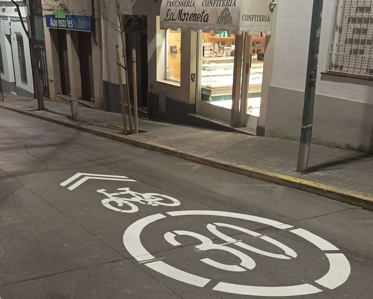 Senyal pintat com a prova, al carrer d'Itàlia, que sí que s'ha fixat correctament a la calçada.