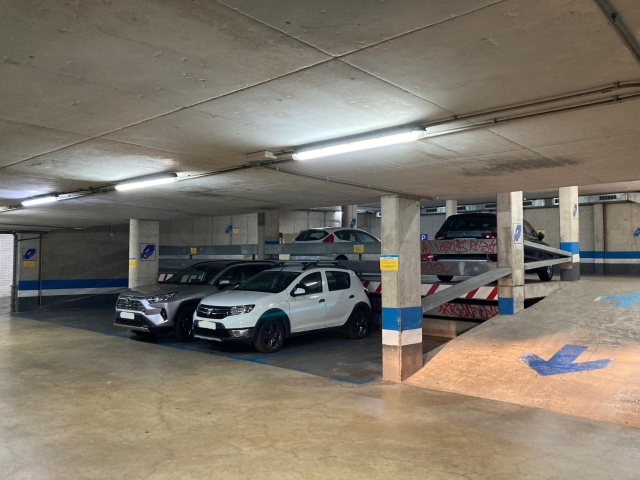 Vista de les places reservades excluñsviment per a vehicles abonats al pàrquing del Mercat vell.