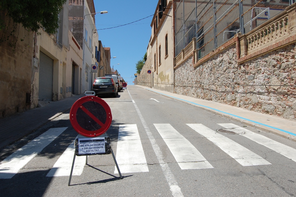 Es talla el carrer de Lluís Millet per renovar-ne l'asfalt.