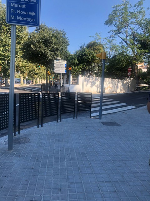 Nou pas de vianants i vorera eixamplada al carrer de Navarra, just al costat de la carretera d'Alella. 
