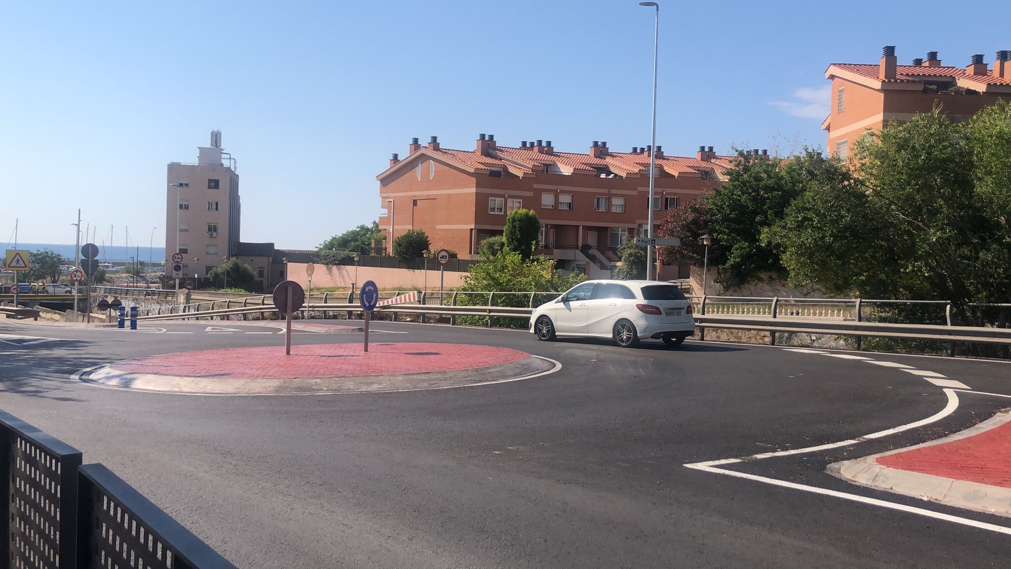 Nova rotonda a la carretera d'Alella, a l'accés al port del Masnou.