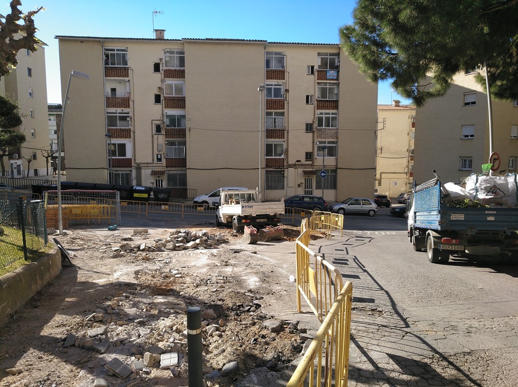 Obres d'ampliació de la vorera a la cantonada entre els carrers dels Ametllers i de Montserrat Roig.