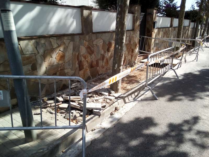 Treballs de renovació d'una vorera al carrer de les Germanes Escardó Valls.