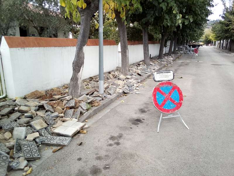 Treballs de renovació d'una vorera al carrer del Vallès.