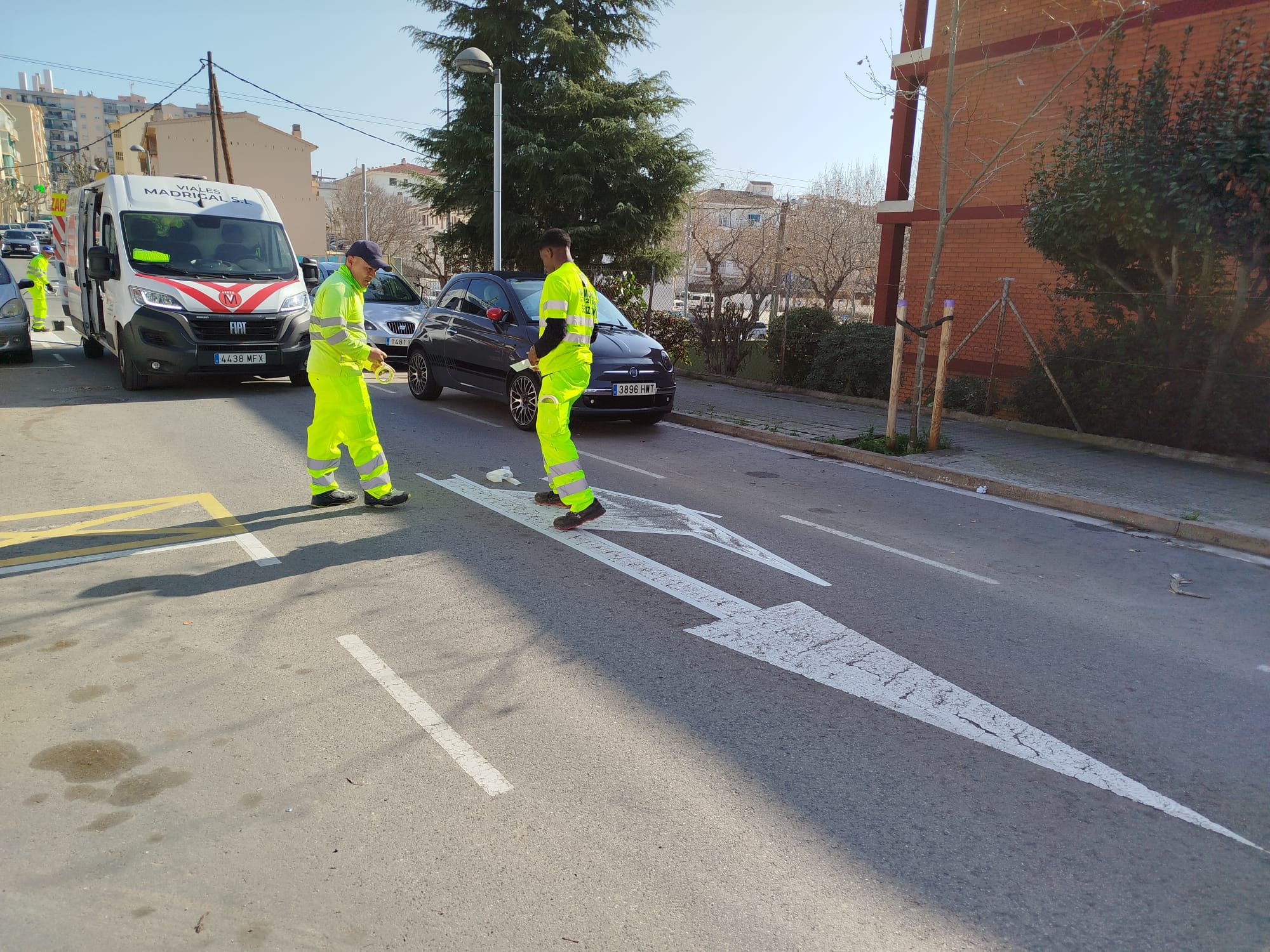 Feines de pintat de senyalització viària al Masnou Alt. 