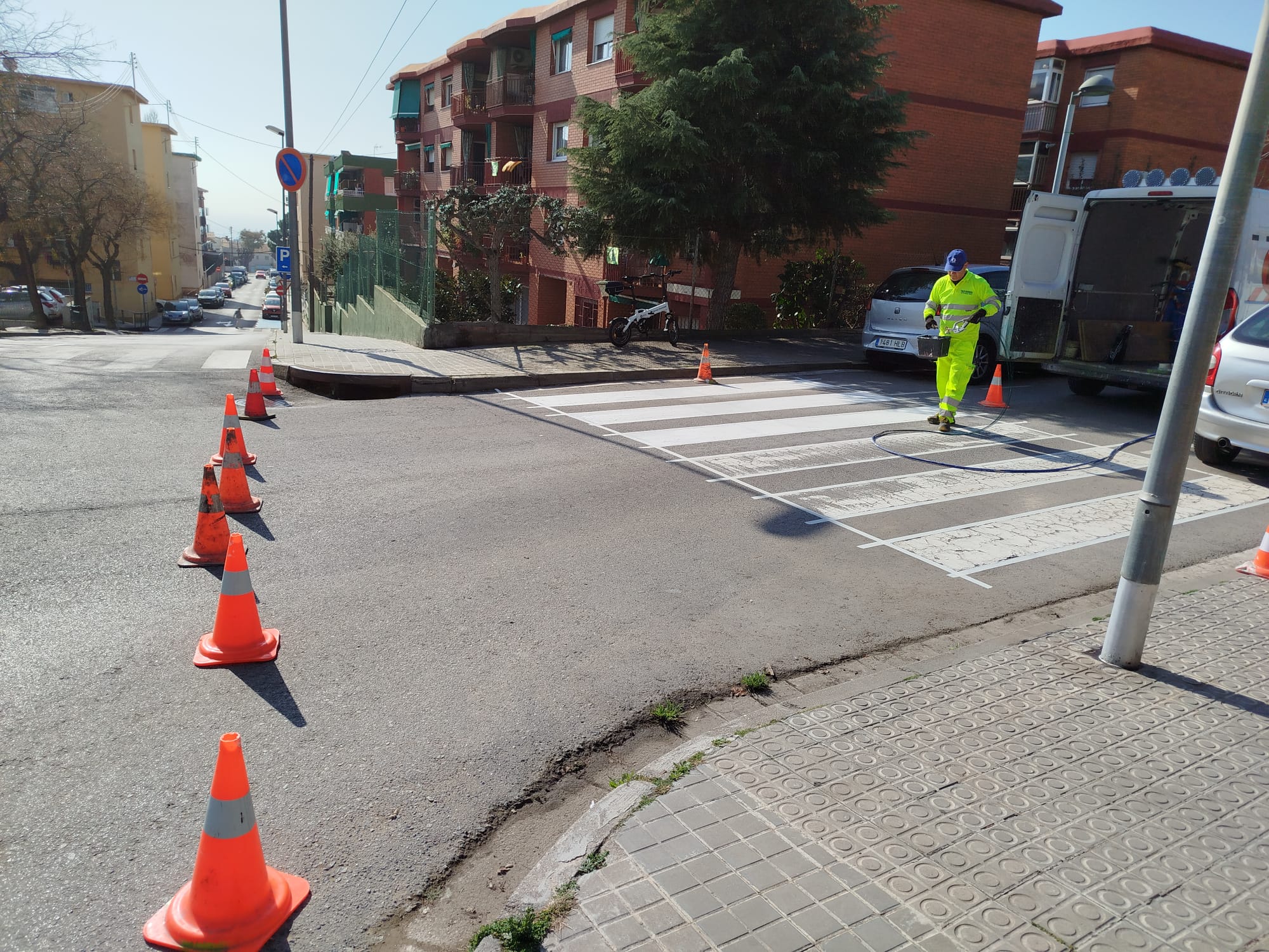 Feines de pintat de senyalització viària al Masnou Alt. 