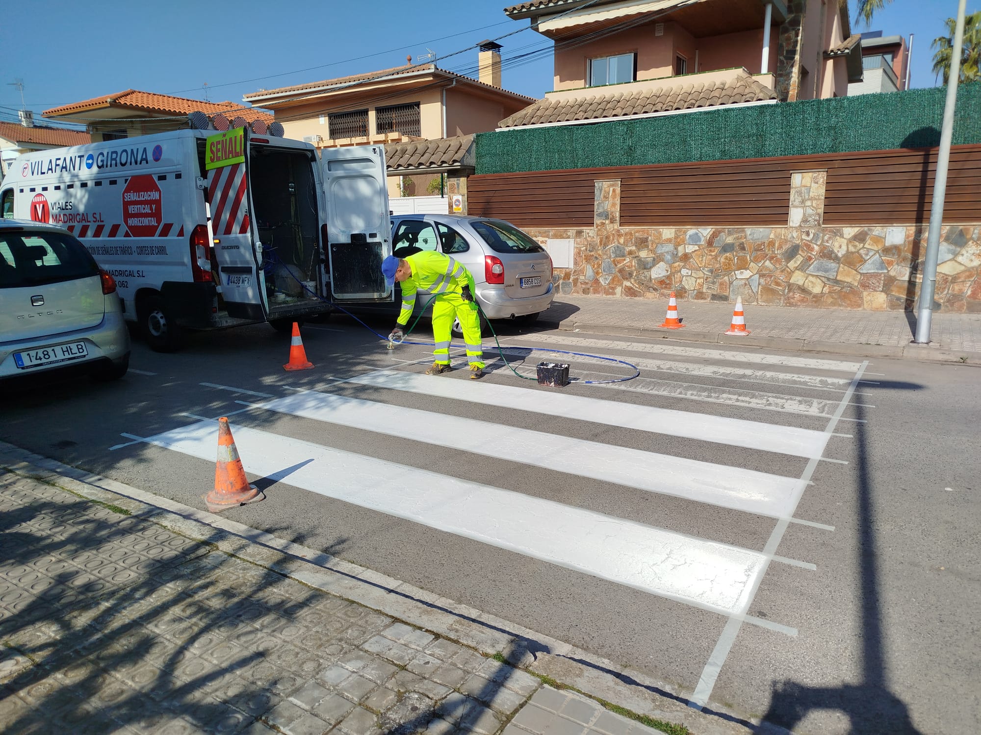 Feines de pintat de senyalització viària al Masnou Alt. 