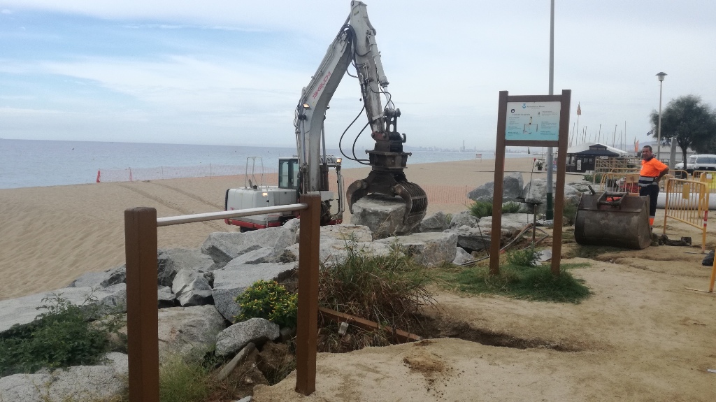 Reparacions al passeig Marítim per  solucionar desperfectes causats per temporals.